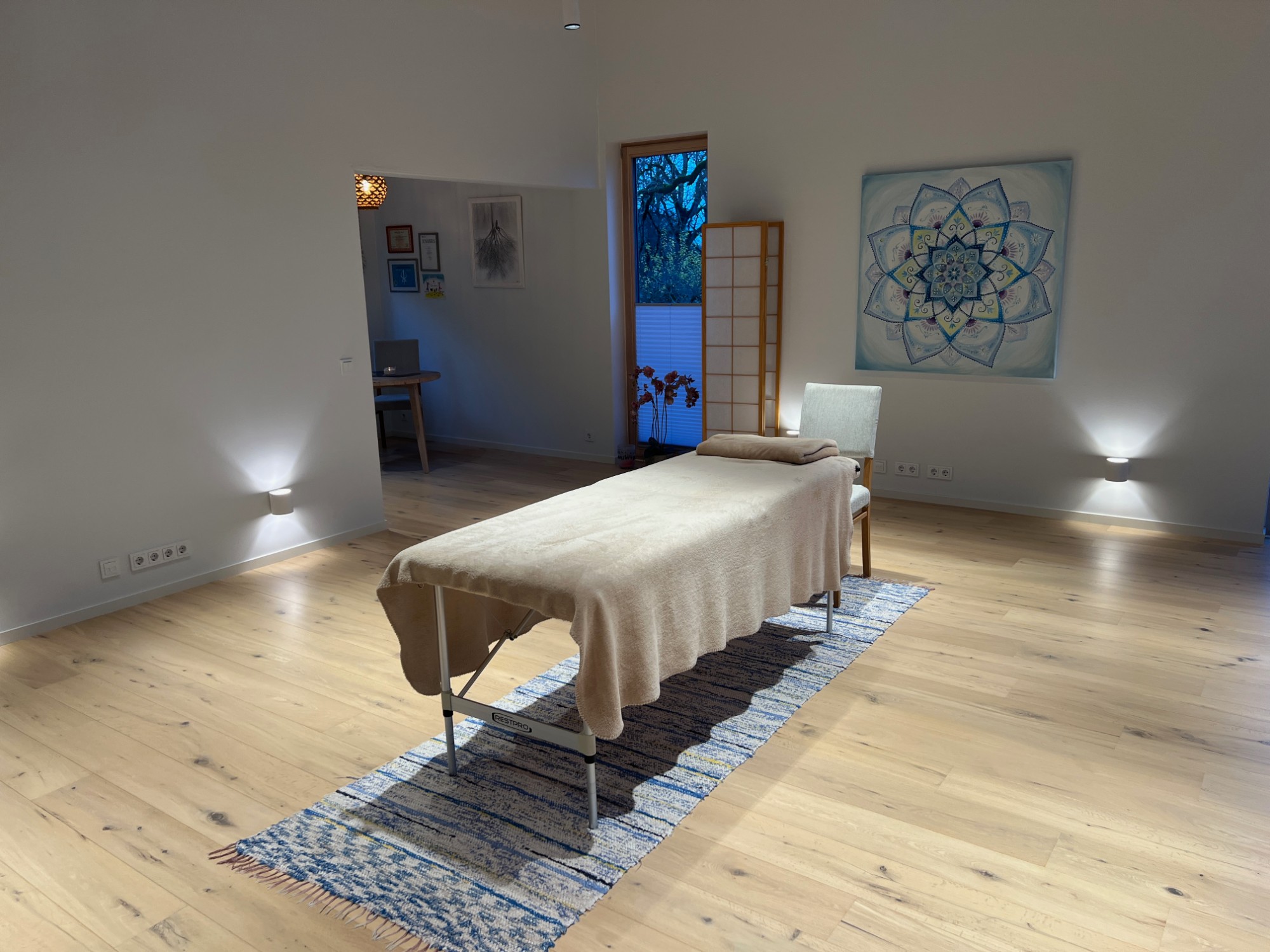 Rahulik puitpõrandaga ruum, massaažilaud kaltsuvaibal, Tammiku stuudio Rakveres